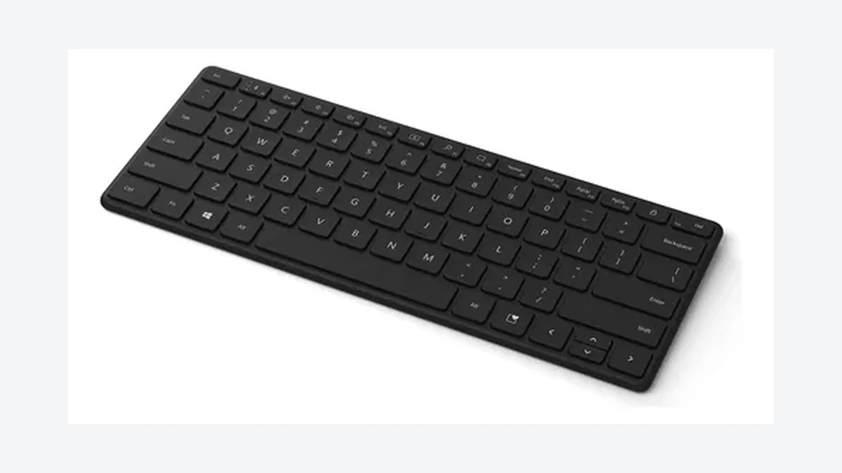 Teclado preto Microsoft Designer Compact em perspectiva.